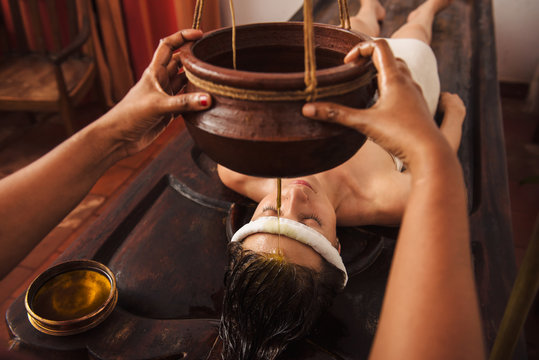 💧Shirodhara (Oil Flow Therapy)